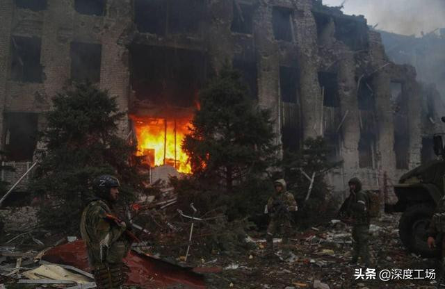 Vấn đề khó khăn lớn nhất với các lực lượng phòng thủ Ukraine tại Nhà máy thép Azovstal, là rất nhiều lương thực và đạn dược dự trữ, do đã bị Quân đội Nga phá hủy. Trong mấy này qua, có thông tin trực thăng của Ukraine bay cực thấp vào tiếp tế lúc nửa đêm.