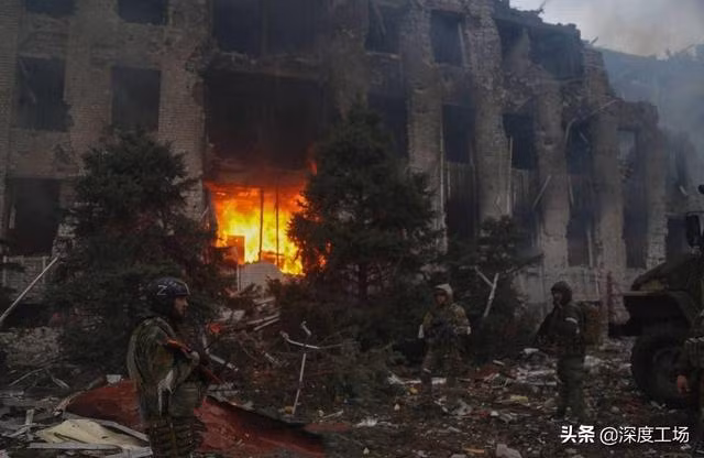 Vấn đề khó khăn lớn nhất với các lực lượng phòng thủ Ukraine tại Nhà máy thép Azovstal, là rất nhiều lương thực và đạn dược dự trữ, do đã bị Quân đội Nga phá hủy. Trong mấy này qua, có thông tin trực thăng của Ukraine bay cực thấp vào tiếp tế lúc nửa đêm.