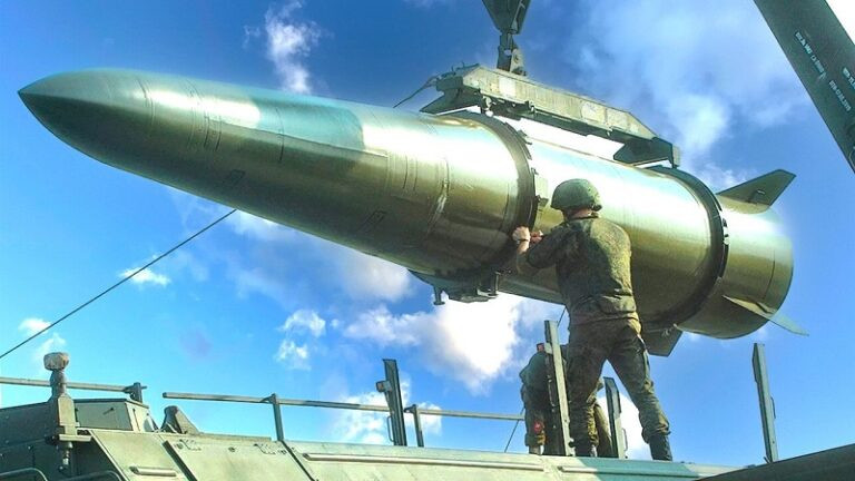 Nguồn tin của truyền thông Nga cho biết, máy bay chiến đấu và tên lửa đạn đạo chiến thuật (OTRK) Iskander của Nga đã tấn công phá hủy các điểm tập kết quân Ukraine ở phía sau phòng tuyến của đối phương, ngay trên lãnh thổ vùng Sumy của Ukraine, giáp biên giới Nga.