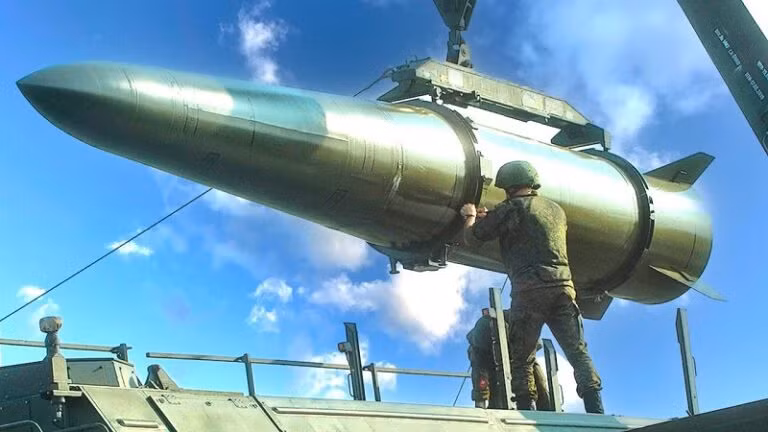 Nguồn tin của truyền thông Nga cho biết, máy bay chiến đấu và tên lửa đạn đạo chiến thuật (OTRK) Iskander của Nga đã tấn công phá hủy các điểm tập kết quân Ukraine ở phía sau phòng tuyến của đối phương, ngay trên lãnh thổ vùng Sumy của Ukraine, giáp biên giới Nga.