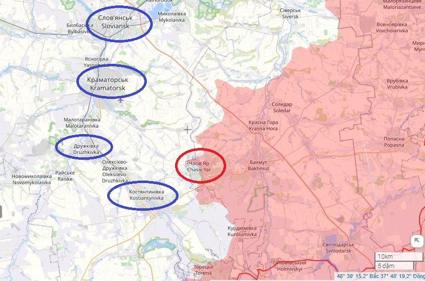 Nếu AFU không giữ được Chasov Yar, mặt trận ở khu vực này có thể sụp đổ vì không có tuyến phòng thủ nào ở khu vực Konstantinovka và Druzhkovka. Việc kiểm soát Chasov Yar sẽ mở đường cho quân Nga tiến tới khu vực Slavyansk-Kramatorsk và đây có thể là trọng tâm trong chiến dịch mùa hè tới đây của RFAF. (nguồn ảnh Military Review, Ukrinform, TASS, Rybar). 