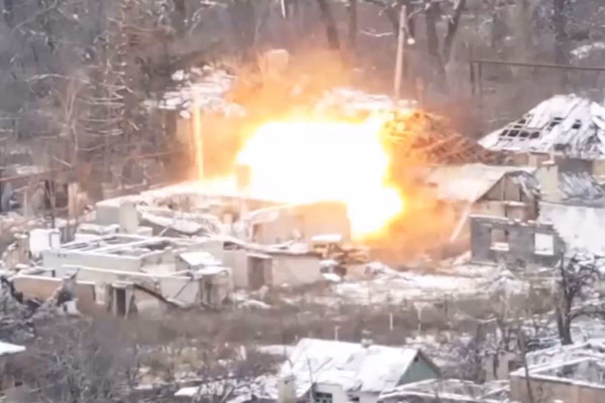 Trên thực tế, quân Ukraine ở trung tâm Chasov Yar đang thiếu đạn và tiếp tế; điều này đã được quân Lữ đoàn tấn công độc lập số 5 của AFU thừa nhận. Ngoài ra, quân Ukraine ở làng Stupochki (ngoại ô phía nam của thành phố), đã ra hàng quân Nga cũng đã phàn nàn gay gắt về tình trạng thiếu quân số. “Chúng tôi phải đầu hàng, do chúng tôi không có quân tiếp viện, không còn vũ khí hay đạn nữa”.