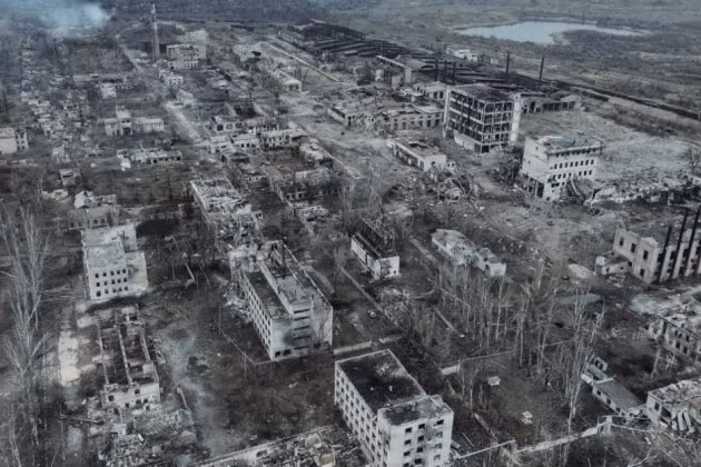 Chasov Yar nằm ở phía tây tỉnh Donetsk và có vị trí chiến lược cực kỳ quan trọng; do thành phố nằm hoàn toàn trên một quả đồi cao, nên có thể khống chế các khu vực xung quanh; biến nơi đây thành nơi “dễ phòng thủ và khó tấn công”. Chính vì như vậy, nên chiến dịch tấn công Chasov Yar của Nga đã phải kéo dài nhiều tháng.