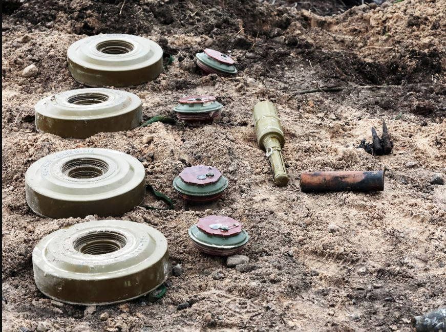 Lý giải về việc Quân đội Ukraine tiến chậm, có hai lý do cho việc này. Thứ nhất đó là số lượng mìn do quân Nga rải quá lớn. Tập đoàn quân số 1 của Nga đã bố trí các bãi mìn "trên một khu vực rộng lớn và dày đặc".