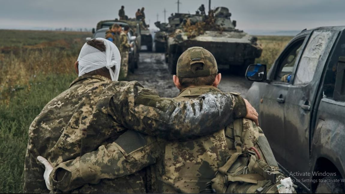 Theo CNN, nhiều binh sĩ của quân đội Ukraine đã không được huấn luyện đủ thời gian và thậm chí nhiều người trong số họ đã được đưa đến chiến trường ngay khi vừa gia nhập quân đội. Do căng thẳng của cuộc chiến, buộc Quân đội Ukraine buộc phải rút ngắn thời gian huấn luyện tân binh để lấp chỗ trống.