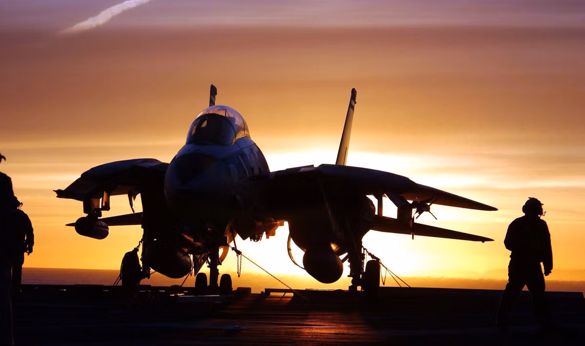 F-14 áp dụng thiết kế cánh quét (cánh cụp, cánh xòe), một thiết kế mang tính biểu tượng của cuối thập niên 1960, hai cánh đuôi đứng; nhìn qua hình dạng của nó giống như một mũi tên bắn ra, mang đầy tính khoa học viễn tưởng. Khi thiết kế, phần mũi được hạ thấp một chút, để phi công có thể tăng khả năng quan sát.