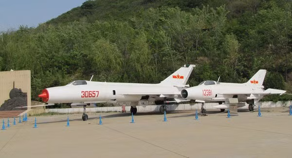 Các loại chiến đấu cơ chủ lực của Trung Quốc khi đó đều là các bản sao máy bay của Liên Xô, được phát triển vào thập niên 1950 như J-6 (bản sao của MiG-19), J-7 (bản sao của MiG-21) và J-8 (cải tiến MiG-21, khi tăng thêm một động cơ và làm to, dài thêm). J-6 không có radar, J-7 có radar nhưng kích thước nhỏ, J- radar công suất yếu.