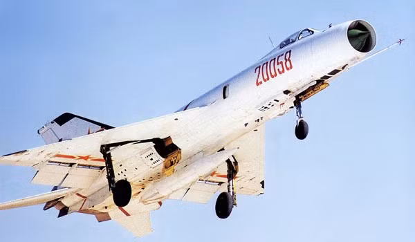 Không quân Trung Quốc vào thập niên 1970/80 được xếp loại có lực lượng không quân lạc hậu, nếu so với Liên Xô và các nước phương Tây; lý do là Trung Quốc không có cơ hội tiếp cận công nghệ hàng không hiện đại, vì trước đó Trung Quốc chủ trương “Quốc phòng tự lực”.