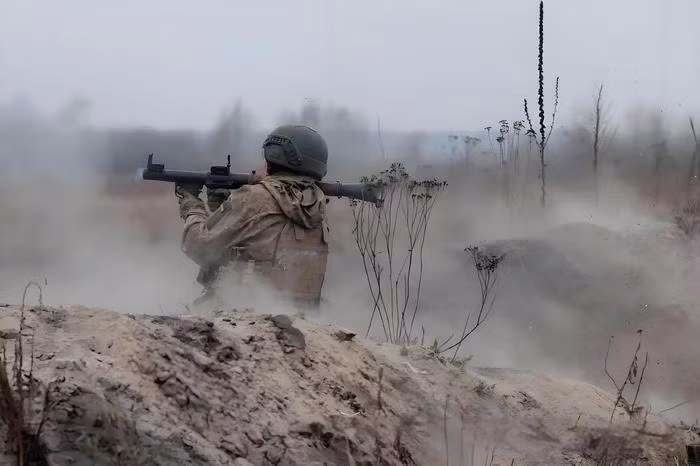 Ngày 13/5, Tướng Denys Yaroslavsky, một chỉ huy của Quân đội Ukraine đã bày tỏ thái độ không hài lòng về “phòng tuyến biên giới thảm hại”, khi không có các bãi mìn và vật cản, khiến quân Nga ung dung vượt qua vùng xám, để tiến vào lãnh thổ nước này mà không gặp bất cứ trở ngại gì. 