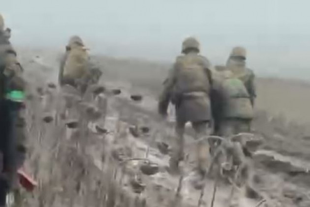 Trong các đoạn video về cuộc triệt thoái khẩn cấp của Quân đội Ukraine khỏi Bakhmut cho thấy, các đơn vị chia thành các nhóm nhỏ, di chuyển qua những đường mòn, đi tắt qua những cánh đồng lầy lội bỏ hoang, để tránh đạn pháo và UAV trinh sát của quân Nga phát hiện.