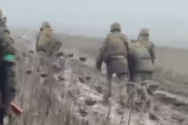 Trong các đoạn video về cuộc triệt thoái khẩn cấp của Quân đội Ukraine khỏi Bakhmut cho thấy, các đơn vị chia thành các nhóm nhỏ, di chuyển qua những đường mòn, đi tắt qua những cánh đồng lầy lội bỏ hoang, để tránh đạn pháo và UAV trinh sát của quân Nga phát hiện.