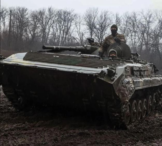 Được biết, pháo binh Ukraine hoạt động nhiều hơn khi rút lui so với pháo binh Nga. Đồng thời, vẫn còn rất nhiều thiết bị hạng nặng của quân đội Ukraine trong thành phố sẽ không thể mang đi, sau khi các cây cầu bị phía Quân đội Ukraine cho nổ tung.