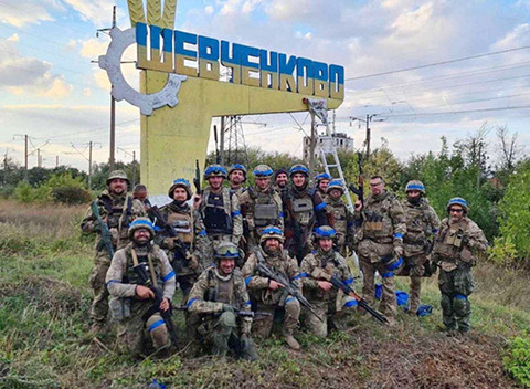 Vì vậy, bản thân người Ukraine cũng có thể chiến đấu tốt; đồng thời, từ năm 2014, Ukraine đã khôi phục hệ thống động viên ba cấp và nâng cấp hệ thống dự bị động viên. Hơn 100.000 binh sĩ Ukraine đã được huấn luyện luân phiên từ Mỹ và các quốc gia phương Tây.