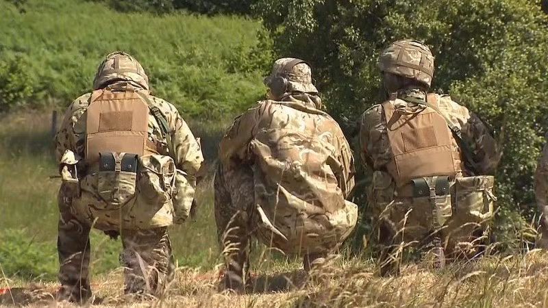 Quân đội Ukraine sử dụng các loại pháo phương Tây khác nhau để tấn công các mục tiêu như vũ khí và thiết bị của Nga ở độ sâu 10-20 km và sử dụng các tên lửa chống tăng khác nhau để đánh chặn, tập kích và phục kích các mục tiêu của Nga trong vòng 1-3 km từ tiền tuyến.