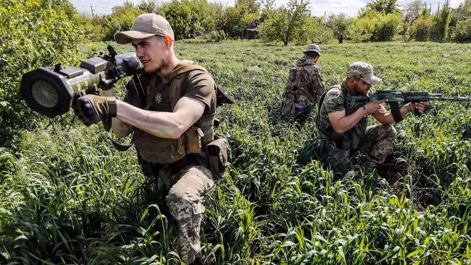 Về vũ khí chống tăng và tên lửa phòng không vác vai, Ukraine nhận được hàng chục ngàn hệ thống tên lửa chống tăng Javelin, Tow, Stinger, AT-4, NLAW, Iron Fist và các tên lửa chống tăng và phòng không khác. 