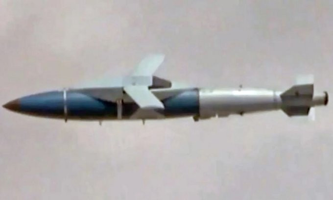 Theo các thông tin vào thời điểm tài liệu của Mỹ bị rò rỉ, Không quân Ukraine đã thả ít nhất 9 quả bom JDAM-ER xuống các mục tiêu của Nga. Tuy nhiên, 4/9 quả bom JDAM dường như đã bay không chính xác, do những nỗ lực gây nhiễu của Nga.