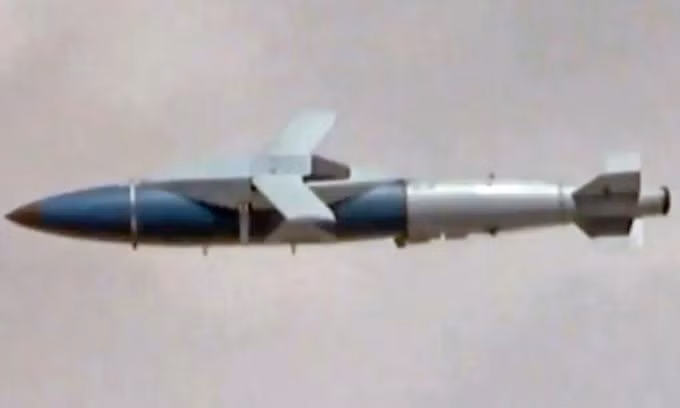 Theo các thông tin vào thời điểm tài liệu của Mỹ bị rò rỉ, Không quân Ukraine đã thả ít nhất 9 quả bom JDAM-ER xuống các mục tiêu của Nga. Tuy nhiên, 4/9 quả bom JDAM dường như đã bay không chính xác, do những nỗ lực gây nhiễu của Nga.