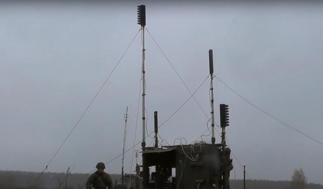 Nga có một số hệ thống tác chiến điện tử tiên tiến và một số nhân viên rất có kinh nghiệm để sử dụng các hệ thống đó. Theo thông tin từ các phương tiện truyền thông, lực lượng tác chiến điện tử của Nga đã thường xuyên gây nhiễu tín hiệu từ Hệ thống Định vị Toàn cầu (GPS) của Mỹ như một phần của chiến dịch quân sự của họ ở Ukraine.