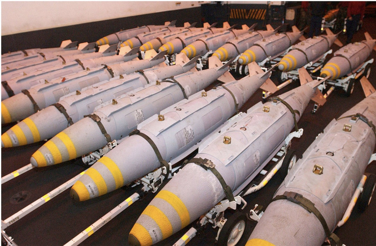 Mỹ đã cung cấp cho Không quân Ukraine các loại bom tấn công tầm xa mở rộng (JDAM-ER) có thể được sử dụng để tấn công các mục tiêu cỡ lớn của Nga, chẳng hạn như cầu cống hoặc công sự kiên cố từ khoảng cách xa tối đa là 72 km.