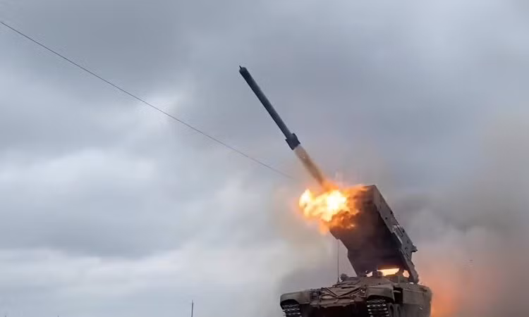 Mặc dù quân đội Nga ở tiền tuyến đã bắn phá bằng nhiều loại đạn và thậm chí là cả loại đạn nhiệt áp hạng nặng, gây ra nhiều thiệt hại cho Quân đội Ukraine; nhưng quân Ukraine có hệ thống hầm ngầm, nên có thể giảm bớt thiệt hại. Trong khi đó, hỏa lực chính của quân đội Ukraine, không phải hỏa lực của các lô cốt đô thị và hầm ngầm, mà chính là pháo binh. 