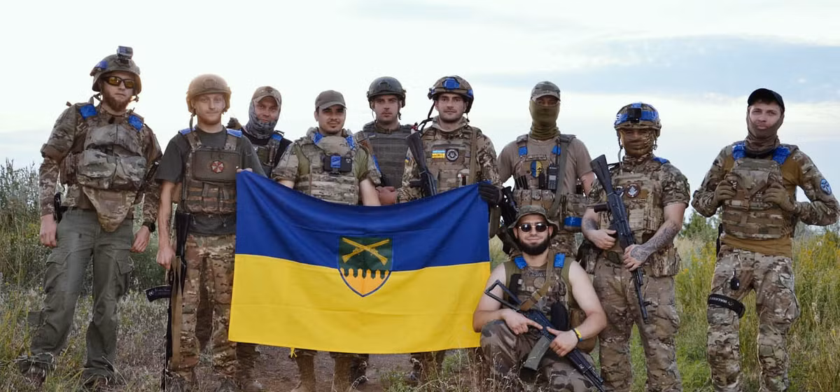 Mọi chuyện vẫn phải bắt đầu từ đơn vị chủ lực của Quân đội Ukraine và trụ cột tinh thần của họ là Lữ đoàn xung kích (cơ giới) số 92. Trong cuộc phản công Kharkov của Quân đội Ukraine năm 2022, Lữ đoàn 92 đã tiến vào Kupyansk và cắm cờ Ukraine tại tòa nhà hội đồng thành phố.