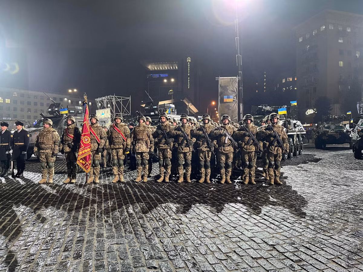 Thứ ba, khu vực này gần tỉnh Sumy hơn, nên giả sử quân Nga mở cuộc tấn công tương tự như ở Kharkov vào Sumy, thì Lữ đoàn xung kích 92 có thể di chuyển tới đó nhanh hơn để hỗ trợ. Nhưng động thái này thực chất có nghĩa là Bộ Tổng tham mưu Quân đội Ukraine tin rằng, họ không còn chịu áp lực ở sườn phía bắc Kharkov. 