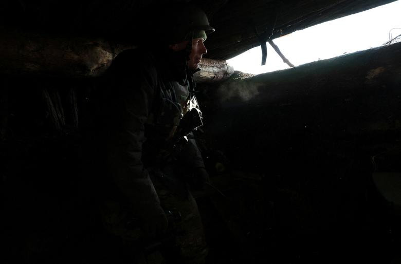 The Times cho biết, các trận địa phòng ngự ở Bakhmut và khu vực xung quanh đang trở nên khó khăn hơn mỗi ngày và các quan chức này nhận thức đầy đủ về khả năng Quân đội Ukraine tại Bakhmut có thể bị bao vây và cắt đứt khỏi các đường tiếp tế. Quân đội Ukraine đã làm mọi thứ trong khả năng của mình, vì vậy họ cần được cứu và rút trang bị khi có cơ hội. 