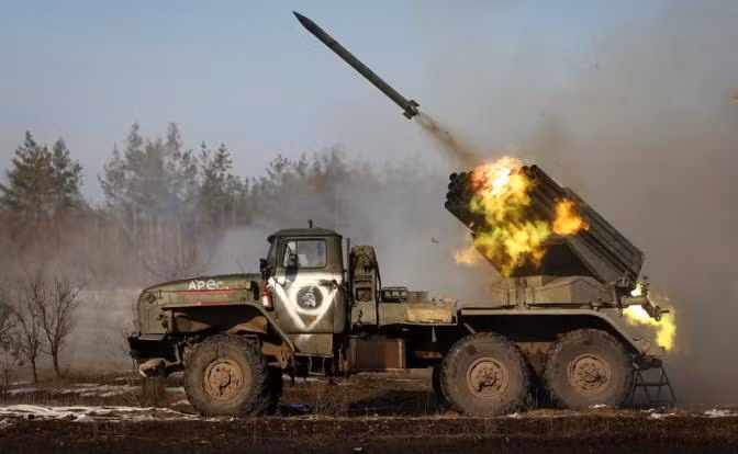 Giờ đây, các đơn vị Ukraine đang chiến đấu ở Bakhmut hiện ở trong tình thế hết sức khó khăn. Vòng vây của quân Nga xung quanh thành phố đang thu hẹp lại một cách từ từ, nhưng chắc chắn; đặc biệt hỏa lực pháo binh của Quân đội Nga bắn phá dữ dội vào các trận địa phòng ngự, dưới sự chỉ điểm của UAV.