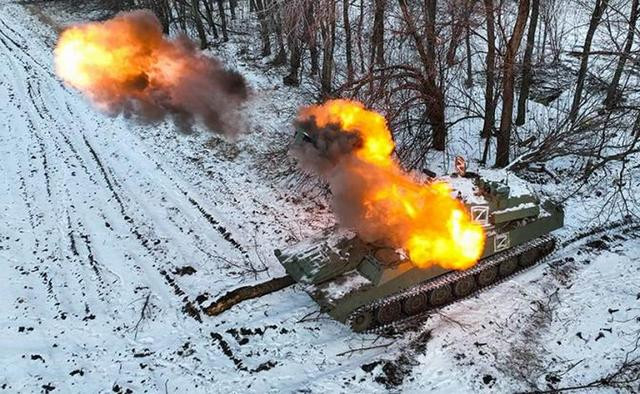 Do tuyết rơi, các đơn vị của Ukraine thực tế không có cơ hội sử dụng đường đất vào lúc này. Cho đến gần đây, con đường duy nhất tương đối an toàn và trải nhựa, đi qua khu làng Khromovo, nhưng nó đã nằm trong tầm kiểm soát hỏa lực của quân đội Nga; Morochko nói.