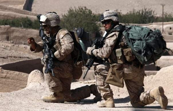 Sau bữa sáng, lính Mỹ lên đường tuần tra với nước khoáng được vận chuyển bằng máy bay từ Mỹ hoặc Kuwait. Các binh sĩ Mỹ đi tuần tra trên tuyến đường trong những chiếc Humvee hoặc trên những chiếc trực thăng; hầu hết thời gian không có nhiệm vụ nào khác và ít phải đối mặt với những nguy hiểm.