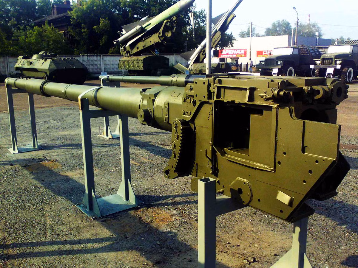 Tạp chí Forbes của Mỹ cho rằng, năng lực sản xuất của các nhà máy quốc phòng Nga không đủ để thay thế hoàn toàn nòng pháo mới. Trước khi cuộc xung đột Nga-Ukraine nổ ra, ở Nga chỉ có hai nhà máy có khả năng sản xuất nòng pháo là Nhà máy Motovilikha ở Perm và Nhà máy Barikadi ở Volgograd, nhưng năng lực sản xuất của họ rất thấp.