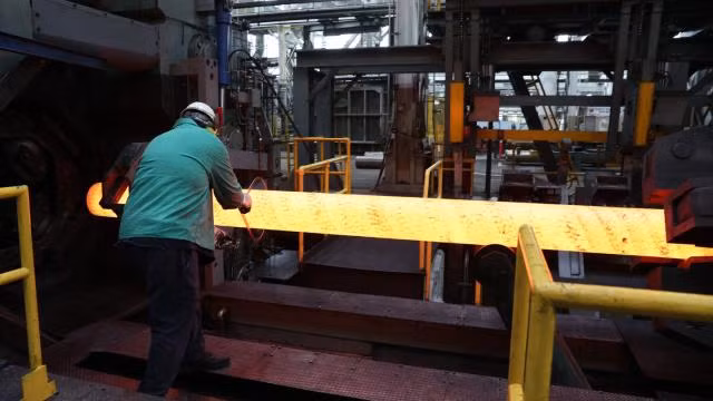 Nga được kế thừa nền công nghiệp quốc phòng từ Liên Xô, trong đó có các cơ sở luyện kim, có thể sản xuất được những loại thép đặc biệt phục vụ quốc phòng. Thép có độ tinh khiết cao được sử dụng với các nguyên tố hợp kim khác, sản phẩm có ít tạp chất và cấu trúc chất lượng đồng đều.