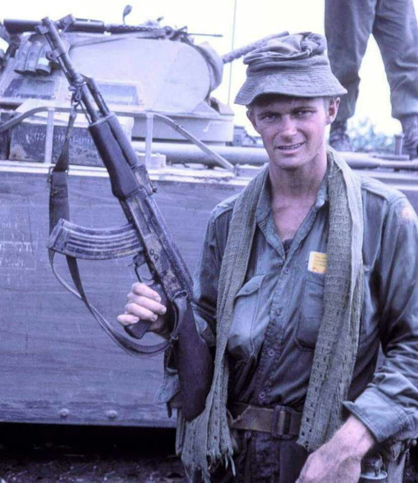 Lính Mỹ cho rằng, họ có thể khiến đối phương của mình bối rối, bằng cách sử dụng vũ khí của chính quân Giải phóng để chống lại họ, đặc biệt là trong đêm khuya. Do các viên đạn vạch đường AK phát sáng màu xanh lá cây, thay vì màu đỏ - màu tiêu chuẩn trong quân đội phương Tây.