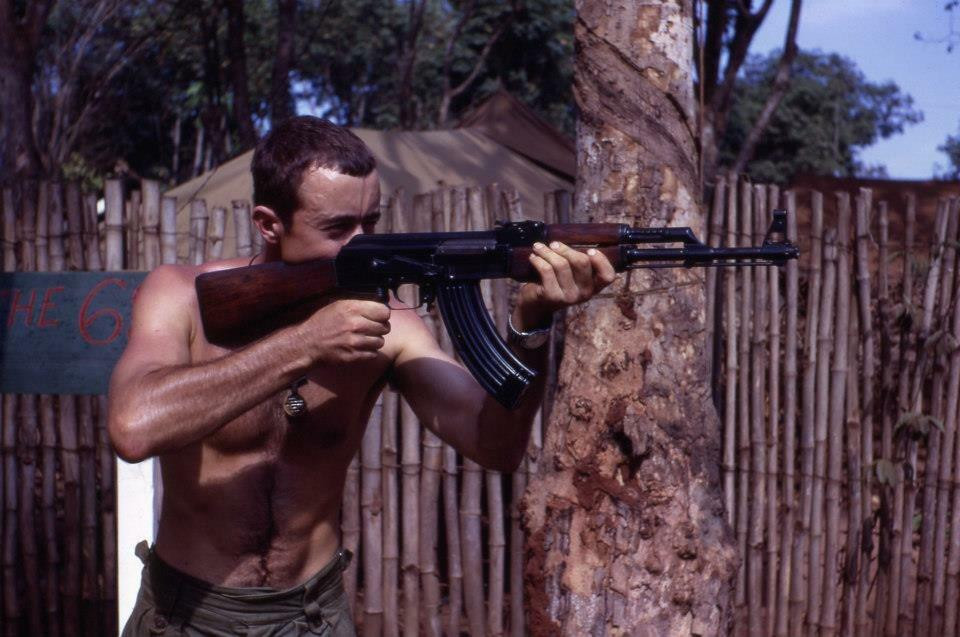 Và các kế hoạch chiến đấu của Lầu Năm Góc kêu gọi quân đội Mỹ lùng sục khắp các vùng nông thôn Việt Nam, để tìm kiếm quân Giải phóng và nguồn cung cấp vũ khí của họ. Vì vậy, Quân đội Mỹ đã thu được tương đối nhiều súng, đạn tiểu liên AK để cung cấp cho lực lượng biệt kích.