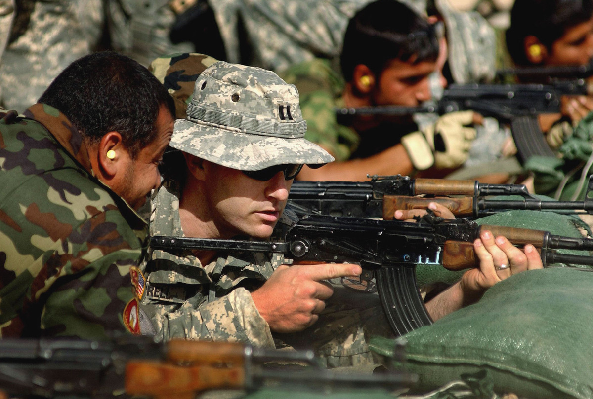 Lính của MACV-SOG trở thành một trong những người sử dụng nhiều nhất súng tiểu liên AK. Vào tháng 9/1970, nhóm thậm chí còn yêu cầu Phòng thí nghiệm tác chiến trên bộ của Quân đội Mỹ, sửa đổi những khẩu AK, trang bị thêm ống giảm thanh và kính ngắm.