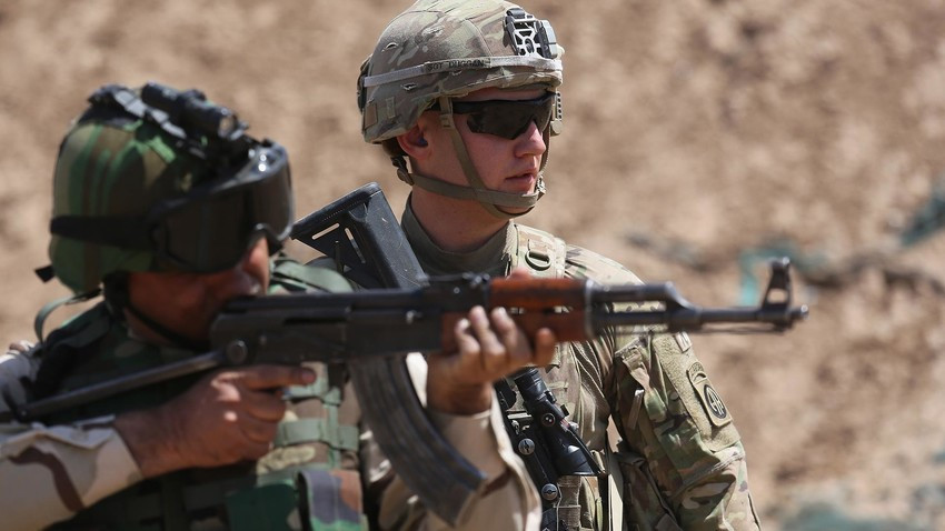 Nhưng “mối tình” của Mỹ với khẩu AK-47 trên chiến trường vẫn chưa kết thúc. Ngày nay, khi Chiến tranh Lạnh kết thúc và AK-47 vẫn còn được sử dụng rộng rãi trên toàn cầu, Lầu Năm Góc tiếp tục mua những khẩu súng này trên thị trường mở, để giao cho các đồng minh của Washington; đặc biệt là ở Trung Đông. Nguồn ảnh: QQ.