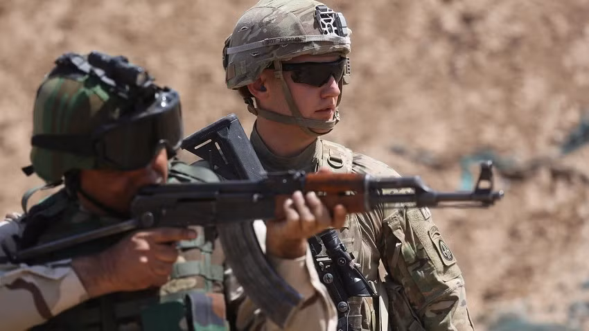 Nhưng “mối tình” của Mỹ với khẩu AK-47 trên chiến trường vẫn chưa kết thúc. Ngày nay, khi Chiến tranh Lạnh kết thúc và AK-47 vẫn còn được sử dụng rộng rãi trên toàn cầu, Lầu Năm Góc tiếp tục mua những khẩu súng này trên thị trường mở, để giao cho các đồng minh của Washington; đặc biệt là ở Trung Đông. Nguồn ảnh: QQ.