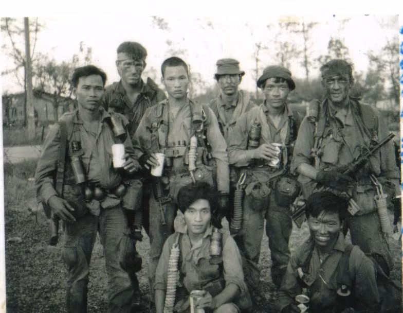 MACV-SOG cũng trang bị súng AK cho các đơn vị thám báo của quân ngụy, để đóng giả quân Giải phóng cùng với quân phục giả; một trong những đơn vị như vậy có mật danh là Earth Angels. Chỉ huy Mỹ cho rằng, quân Giải phóng sẽ ít có khả năng phát hiện ra các toán thám báo này.