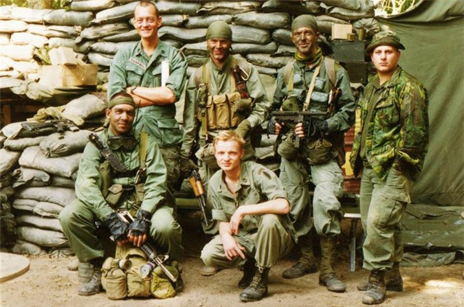 Trong khi khẩu súng tiểu liên AK-47 của Liên Xô đã trở thành vũ khí đối đầu trực tiếp với phương Tây; thì một thực tế là lính biệt kích Mỹ lại rất thích sử dụng loại súng này ở chiến trường Việt Nam.