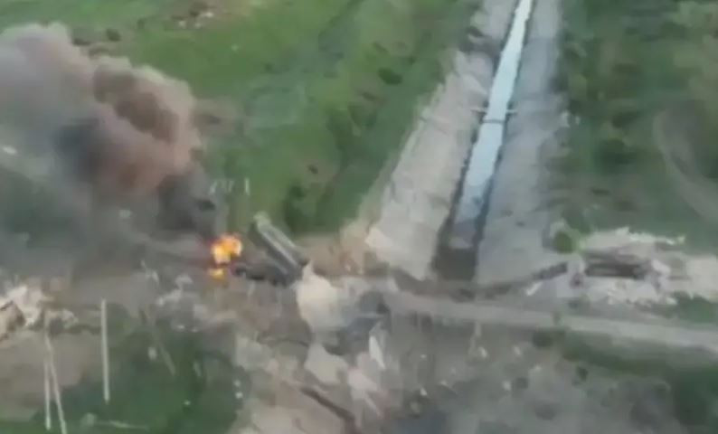 Là rào chắn tự nhiên, kênh đào Severski Donets - Donbass là công sự hỗ trợ phòng thủ vững chắc cho Quân đội Ukraine ở phía tây thành phố Chasov Yar. Tuy nhiên, dưới sự tấn công quyết liệt của Quân đội Nga, tuyến phòng thủ này khó có thể giúp quân Ukraine trụ vững. 