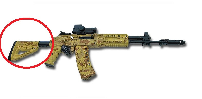 Trước hết về báng súng của AK-12, có thể điều chỉnh dài-ngắn phù hợp với hình dáng từng người sử dụng và gập vào khi di chuyển. Với thiết kế tiện lợi, người lính có thể điều chỉnh báng súng khẩu AK-12 cho hợp hình dáng của anh ta trong bất kỳ hoàn cảnh nào; ngay cả khi đang mặc áo giáp bò trong bùn.