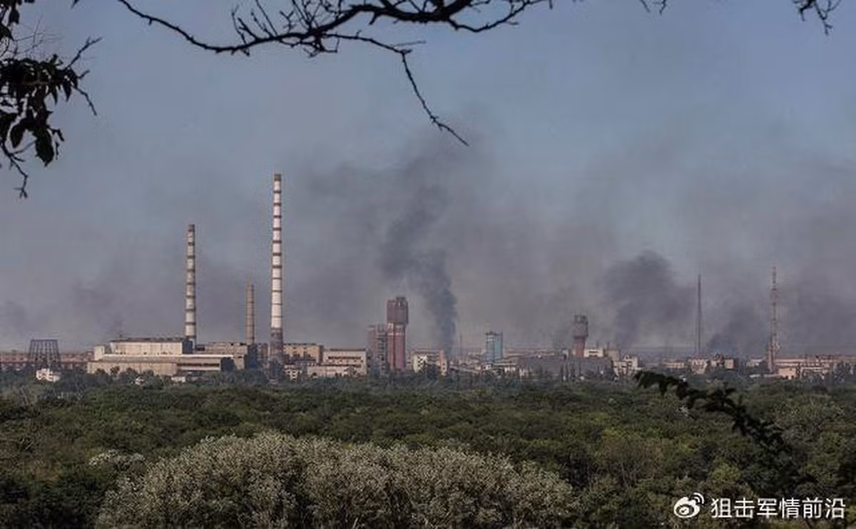 Việc chiếm giữ vùng ngoại ô Avdiivka của Nga đã ngăn cản quân Ukraine tiến vào thành phố, khi lực lượng tiếp viện đang rút lui từ các mặt trận khác tăng cường về đây. Theo kênh truyền hình địa phương Donetsk "Union", hơn 10.000 quân Ukraine đóng tại Avdiivka có nguy cơ bị bao vây hoàn toàn.