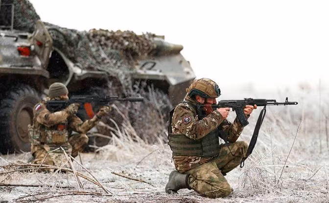 Tập đoàn quân xung kích số 2, do Troshev (Tóc trắng), thủ lĩnh hiện tại của Cụm Wagner chỉ huy, cũng được quan sát thấy tại Bakhmut. Bộ Tổng tham mưu Ukraine tuyên bố, Nga đã chính thức thành lập cụm Chasov Yar và đang chuẩn bị mở đợt tấn công mới vào khu vực phía Tây Bakhmut, với tổng quân số 77.000 quân.