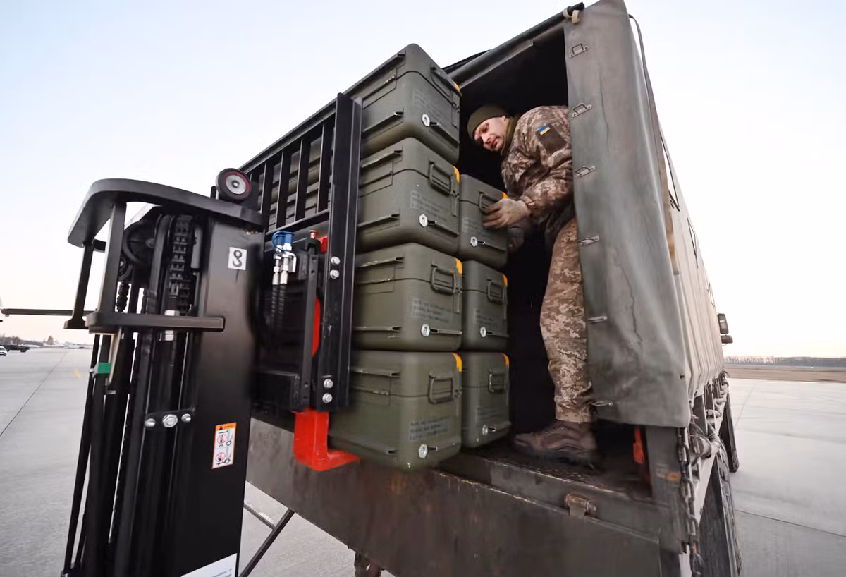 Truyền thông Nga chỉ ra rằng, gói hỗ trợ quân sự và "nhân đạo" bao gồm 19,75 tỷ USD viện trợ quân sự mới, bao gồm 6 tỷ USD cho vũ khí và huấn luyện, 8,7 tỷ USD để bổ sung kho nguyên liệu của Mỹ và 4,4 tỷ USD phân bổ cho Bộ Tư lệnh Châu Âu của Mỹ, 600 triệu USD để sử dụng Đạo luật sản xuất quốc phòng.