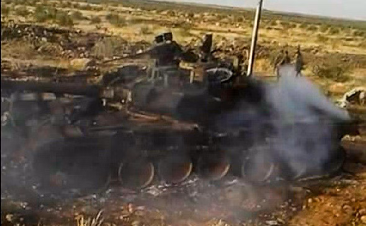 Mặc dù vậy, khi đã tham gia chiến đấu thì tổn thất của T-90 là không thể tránh khỏi. Kể từ chiếc đầu tiên bị phiến quân chớp thời cơ phá hủy do kíp xe mở nắp buồng lái, cho đến những chiếc bị bắn cháy trực tiếp trên chiến trường đã cho thấy T-90 không phải bất khả xâm phạm. Nguồn ảnh: Pinterest.