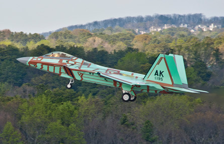 Theo kế hoạch ban đầu, Không quân Mỹ dự định mua 750 chiếc F-22, với giá khoảng 26,2 tỷ USD (tương đương 35 triệu USD/máy bay). Đến năm 1990, khi Chiến tranh Lạnh gần như kết thúc, chính quyền George HW Bush đã cắt giảm số lượng mua còn 648 máy bay.