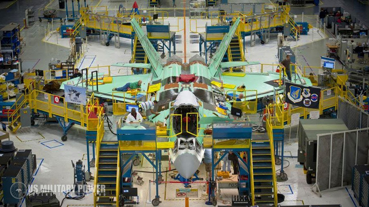 Con đường phát triển của F-22 cũng là một chặng đường dài. Dự án “Máy bay chiến đấu chiến thuật tiên tiến” tạo ra F-22 Raptor, bắt đầu vào năm 1981. Chuyến bay đầu tiên của F-22 là vào năm 1990, và máy bay đạt được khả năng hoạt động ban đầu vào năm 2005.