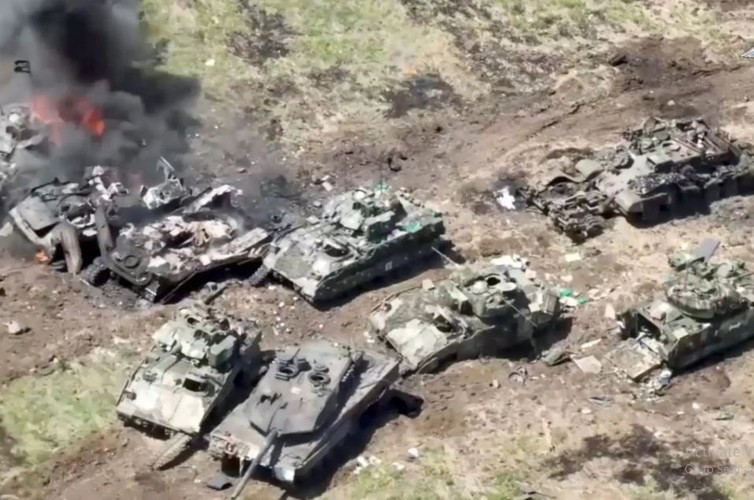 Giờ đây mọi thứ đã thay đổi đáng kể, khi nhiều loại vũ khí tiên tiến của phương Tây lần lượt bị phá hủy trên chiến trường Ukraine. Hãng tin Sputnik của Nga dẫn lời Bộ trưởng Quốc phòng Nga Sergei Shoigu cho biết, kể từ đầu năm đến nay, Quân đội Nga đã phá hủy 1.100 thiết bị hạng nặng của Quân đội Ukraine. 