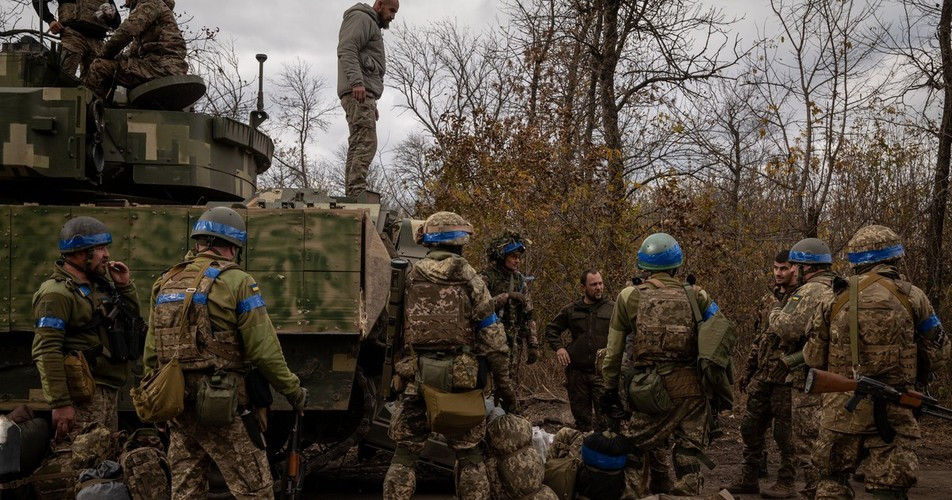 Lữ đoàn xung kích Azov số 3 của Quân đội Ukraine, Lữ đoàn bộ binh cơ giới số 110 và 53, Lữ đoàn phòng thủ nội địa số 109, Lữ đoàn bộ binh cơ giới số 47 do NATO huấn luyện đều đã tham chiến. Quân Ukraine đang dần rút lui, chuẩn bị sơ tán khỏi vùng hỏa lực, để xây dựng công sự dã chiến cách đó 2 km.