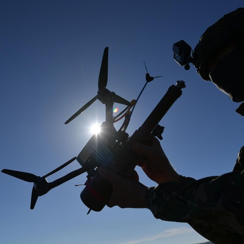 Lý do là Quân đội Nga đã được trang bị một số lượng lớn máy bay không người lái FPV có gắn máy ảnh nhiệt. Các đơn vị cấp trung đội của Nga đã được trang bị máy phân tích quang phổ cầm tay và họ sàng lọc các tín hiệu xung quanh ngay khi chúng xuất hiện.